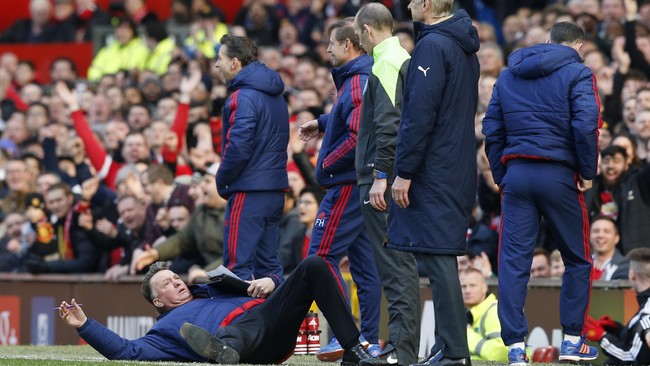 Louis van Gaal tiba-tiba menjatuhkan diri di depan wasit Dean. Tindakan Van Gaal disambut sorakan puluhan ribu suporter MU yang memadati Old Trafford.