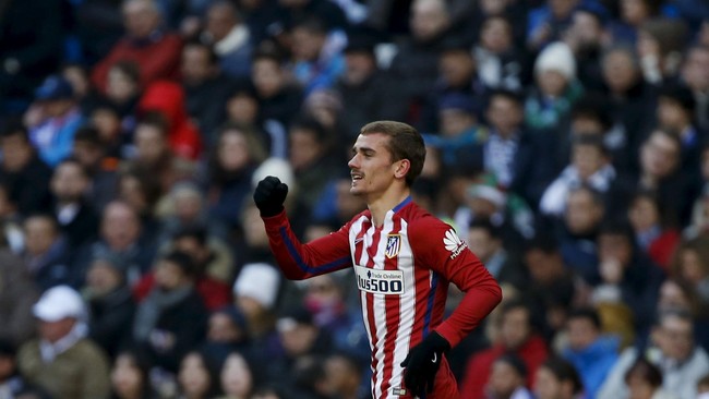 Atletico Madrid memangkas jarak dengan Barcelona di puncak klasemen sementara La Liga setelah mengalahkan Real Sociedad 3-0.