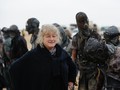 Jenny Beavan Menyampaikan Cerita Lewat Busana