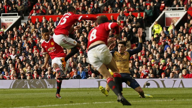 Manajer Arsenal, Arsene Wenger, tidak bisa menyembunyikan kekecewaan setelah dikalahkan Manchester United 2-3 pada lanjutan Liga Primer di Old Trafford.