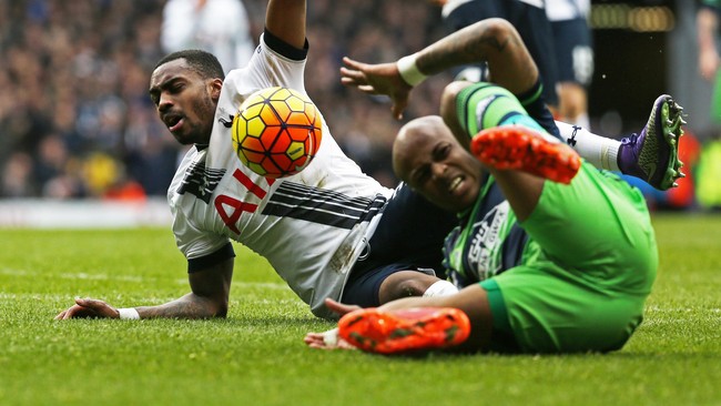 Tottenham Hotspur berhasil menekan Leicester City di puncak klasemen sementara Liga Primer berkat kemenangan 2-1 atas Swansea City.