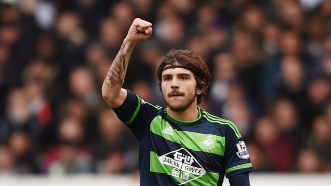 Tottenham Hotspur untuk sementara tertinggal lebih dulu 0-1 dari Swansea City, Minggu (28/2). Gol semata wayang tim tamu dicetak oleh striker Alberto Paloschi.