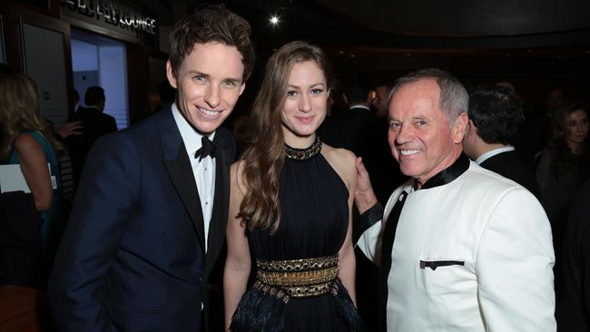 Setelah memastikan seluruh perut tamu Oscar kenyang dan antusiasme menyurut, Puck keluar dari sarangnya dan bercengkerama dengan mereka.