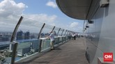 Melihat Kota Singa dari Taman Langit Sands Skypark Observation Desk adalah lokasi di mana pengunjung bisa menikmati pemandangan Singapura dari salah satu gedung tertinggi di Kota Singa tersebut.