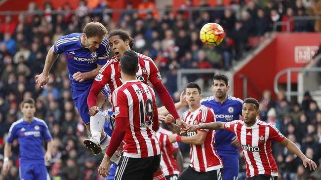 Chelsea meraih kemenangan 2-1 atas tuan rumah Southampton di Stadion St. Mary's pada lanjutan Liga Primer Inggris, Sabtu (27/2). 