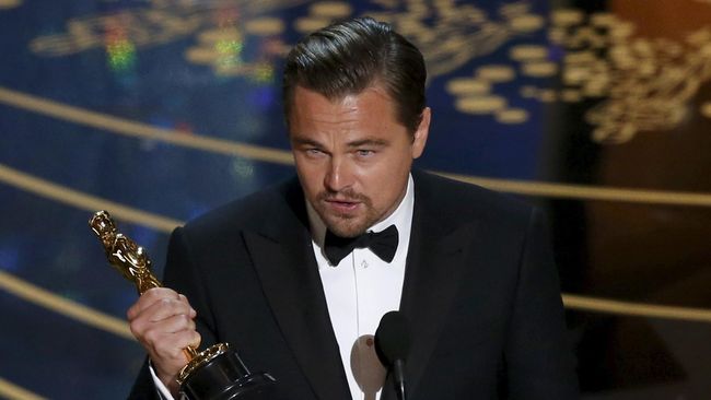 Leonardo DiCaprio mendapat Piala Oscar yang aslinya milik Marlon Brando, dari Red Granite Pictures, perusahaan yang menyokong The Wolf of Wall Street.