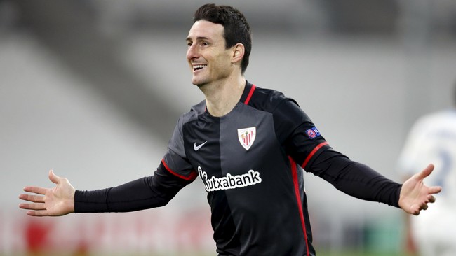 Penyerang Athletic Bilbao, Aritz Aduriz, berhasil menyamai rekor mantan bomber Real Madrid, Raul Gonzalez, ketika membantu timnya melumat Valencia 3-0.