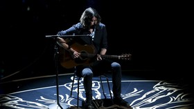 Lagu Langka Nirvana yang Dibawakan Dave Grohl Beredar Online