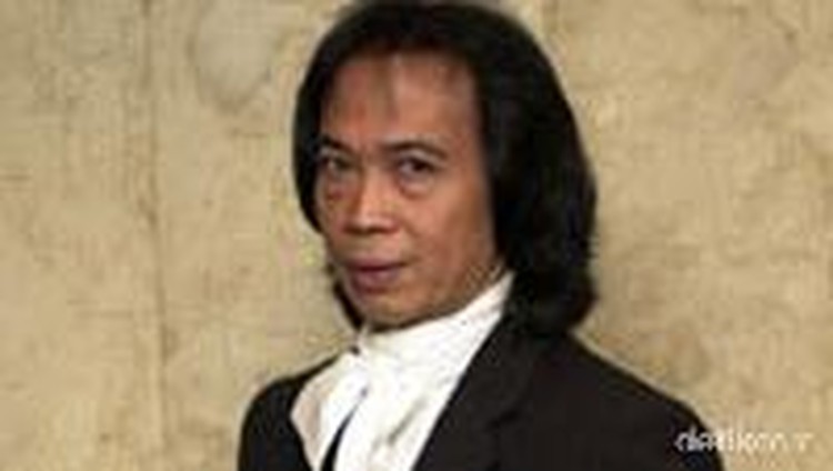 Lagu-lagu yang dibawakan mendiang Chrisye bisa jadi inspirasi para pasangan suami istri melontarkan kata-kata manis.