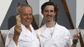 Nama Chef Wolfgang Puck Diabadikan di Hollywood Walk of Fame