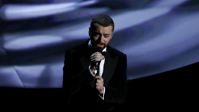 Sam Smith kini seorang diva. Di balik panggung, ada yang merias dirinya sementara orang lain menalikan sepatunya. Smith mengakui, ia pernah GR, atau gede rasa.