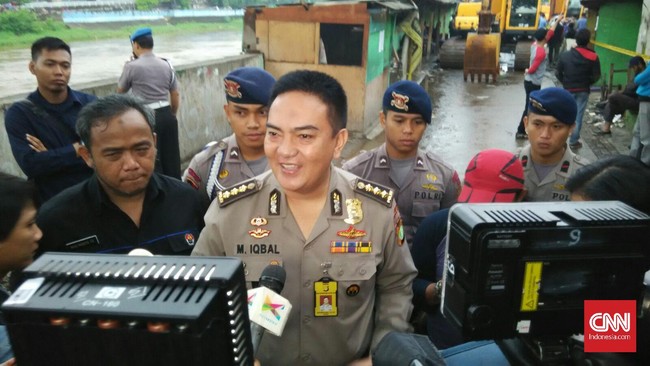 Kapolres Surabaya menegaskan beberapa anggota FPI hanya menyosialisasikan kepada pengelola mal mengenai fatwa larangan pemaksaan atribut Natal.