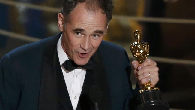 Mark Rylance, aktor senior yang memerankan Rudolf Abel dalam film Bridge of Spies, memenangi Piala Oscar pertamanya melalui kategori Aktor Pendukung Terbaik.
