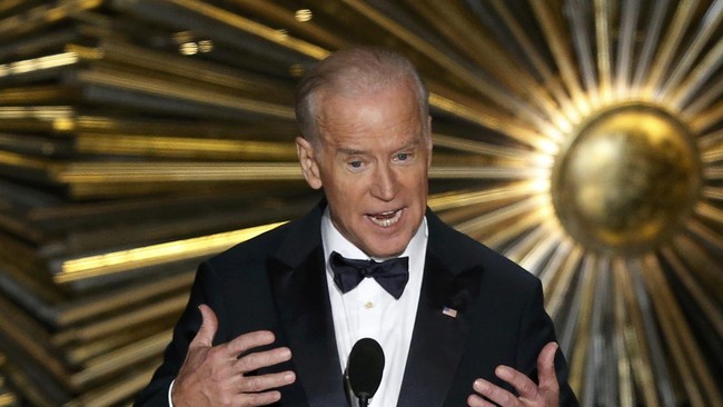 Di muka Presiden Rusia Petro Poroshenko, Wakil Presiden AS Joe Biden meminta dunia melawan negara rivalnya sejak perang dingin itu.