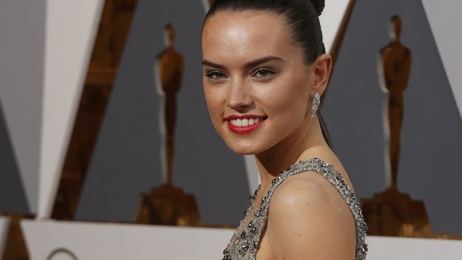 Selain jago berakting, Daisy Ridley juga pandai bernyanyi. Bukan sekadar "penyanyi kamar mandi," tapi serius merekam lagu.