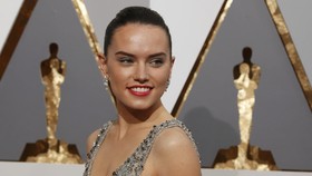 Daisy Ridley dan James Corden Akan Berperan di 'Peter Rabbit'