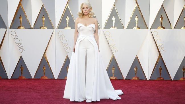Fans di China memandang negatif perjumpaan Lady Gaga dan Dalai Lama. Mereka menuding sang biduan berpihak pada Tibet, bukan China.