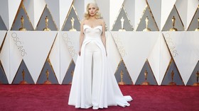Lady Gaga Jumpa Dalai Lama, Fans di China Murka