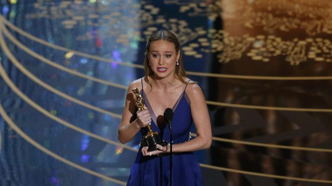 Begitu mendengar namanya disebut sebagai peraih piala Oscar kategori Pemeran Utama Wanita Terbaik, sontak Brie "tos" dengan Jacob Tremblay.