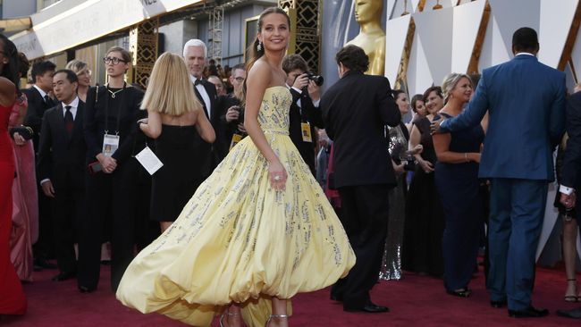 Alicia Vikander tampil sangat cantik bak putri Disney yang hidup dan datang ke Oscar.