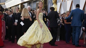 Raih Piala Oscar, Alicia Vikander 'Gombali' Eddie Redmayne