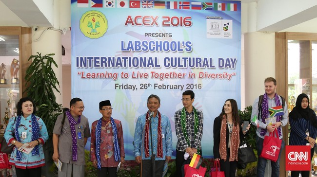 Di antara padatnya acara ACEX 2016 di SMP Labschool Kebayoran, pada akhir pekan lalu mereka kedatangan perwakilan negara-negara luar.
