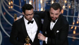 Sam Smith Persembahkan Piala Oscarnya untuk Kaum LGBT