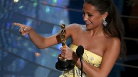 Alicia Vikander Tak Sia-siakan Peran 'Warisan' Angelina Jolie