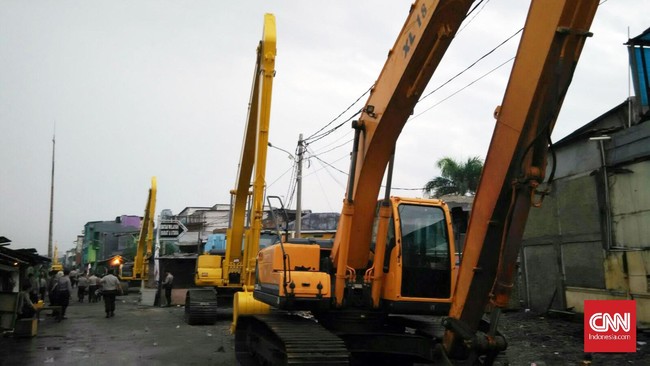 Puluhan petugas kepolisian sudah bersiaga di Kalijodo. Petugas memasang garis polisi di lokasi yang akan digusur. 