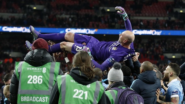 Willy Caballero mendapat tekanan berat jelang final Piala Liga namun  sukses mengakhirinya dengan status pahlawan kemenangan Manchester City.