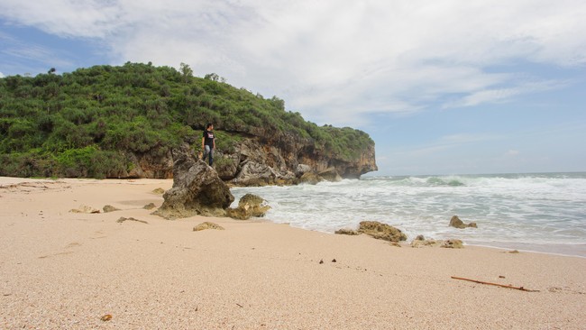 Pesona Kabupaten Gunungkidul tidak ada habisnya. Salah satunya adalah pantai yang terbilang masih jarang dikunjungi tapi indah banget.