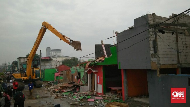 Ahok memperkirakan penggusuran bisa selesai hari ini jika tak ada kendala berarti. Kebakaran tadi malam dinilai bukan sebuah hambatan proses penggusuran.