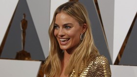 Margot Robbie Tampil di SNL Edisi 'Donald Trump'