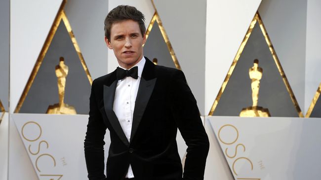 Eddie Redmayne dan istrinya terlihat santai dan tidak berusaha menutup wajah ataupun menyamar, saat berada di kerumunan orang yang menaiki tube di jam sibuk.