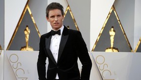 Menang Oscar, Eddie Redmayne Masih Naik Transportasi Umum