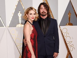Vokalis Foo Fighters Punya Anak dari Selingkuhan, Kini Bahas Keluarga