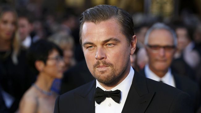 Warga Meksiko bersuka cita dan berpesta di jalanan untuk merayakan kemenangan tim The Revenant sembari mengenakan topeng Leonardo DiCaprio.