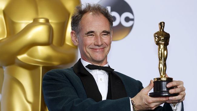 Frank Stallone juga mengatakan kalau Mark Rylance tidak pantas menang karena tidak pernah menyisir rambutnya. Tidak lama ia menarik ucapannya.