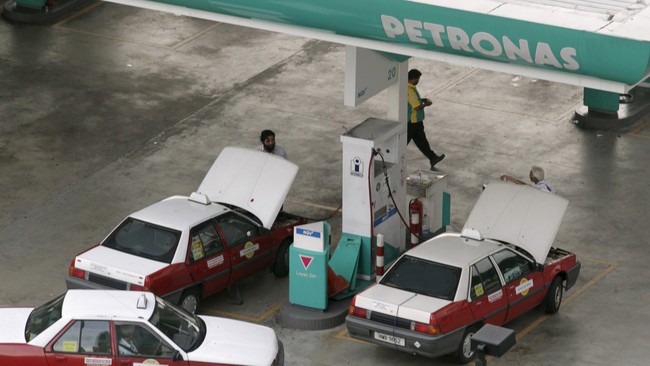 Harga BBM jenis RON 95 yang dijual Pertamina lebih tinggi Rp3.730 per liter dibandingkan harga BBM dengan kualitas sama yang dijual di Malaysia.