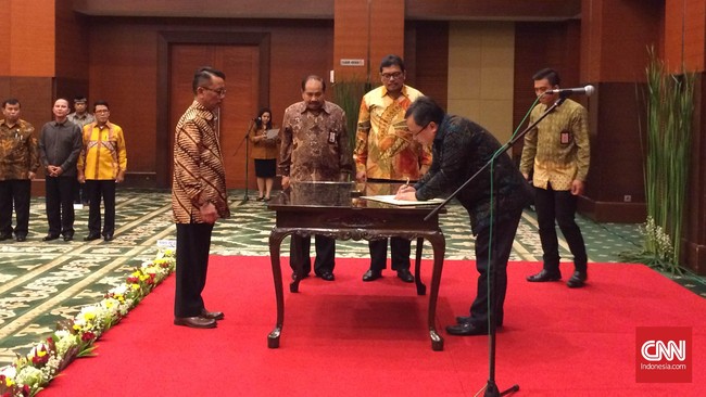 Menteri Keuangan Bambang P.S Brodjonegoro meminta Ken Dwijugiasteadi untuk menjaga soliditas para fiskus dan menjaga citra positif Direktorat Jenderal Pajak.
