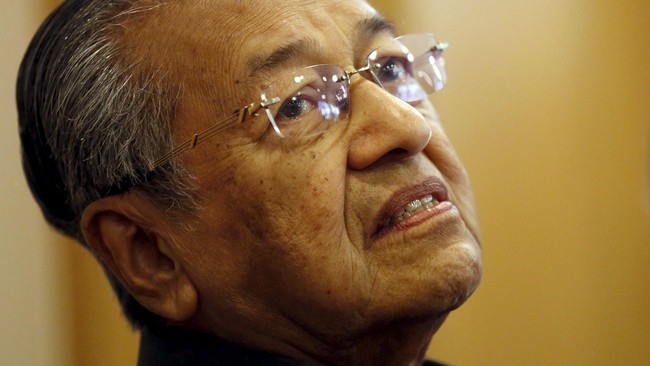 Mantan PM Malaysia, Mahathir Mohamad, menyambut baik dukungan dari para mantan rival politiknya, Anwar Ibrahim dan Hishamuddin Rais, usai keluar dari UMNO.