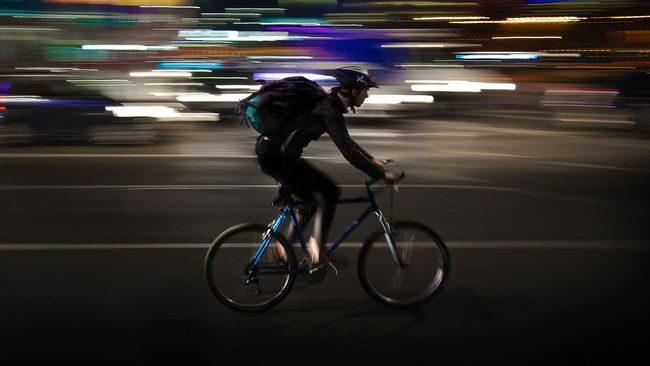 Cara Pengendara Antisipasi Pesepeda yang Gowes Malam Hari