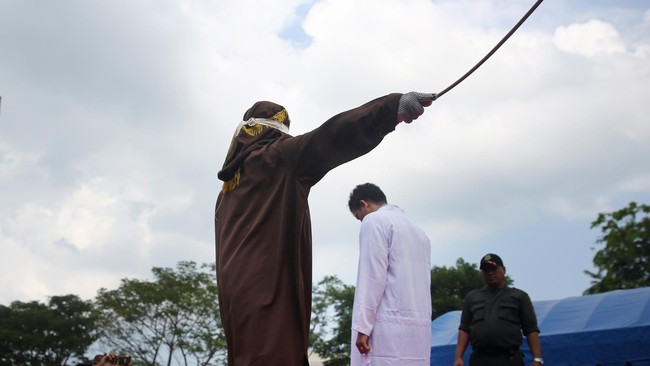 Belasan pemain judi online yang ditangkap di Banda Aceh terancam hukuman 12 hingga 30 kali cambuk di depan umum.