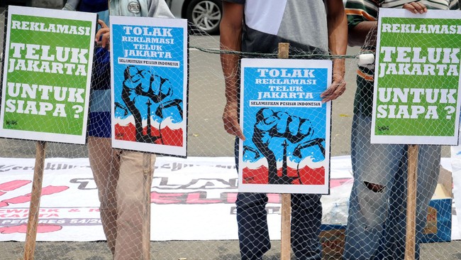 Karena diduga sarat pelanggaran hukum dan korupsi, pemerintah diminta menghentikan proyek reklamasi pulau di Teluk Jakarta.