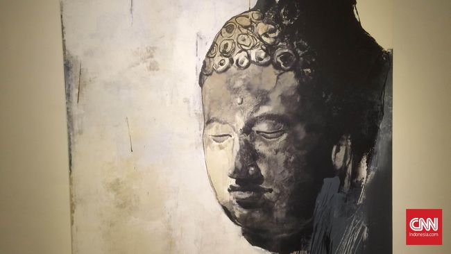 Seniman Hanafi Muhammad mencoba memperkenalkan budaya dan adat Jawa melalui suguhan yang berbeda dalam pameran bertajuk "Pintu Belakang | Derau Jawa."