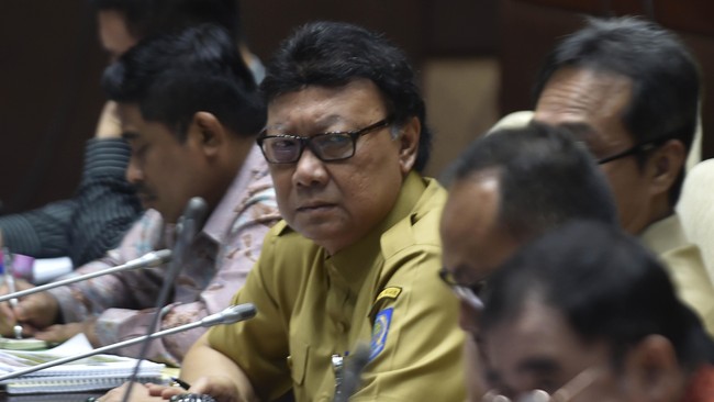 Ada dua kemungkinan dalam pemberitahuan pembatalan perda yaitu antara pemanggilan daerah perda bermasalah secara serempak atau dikirimkan surat satu per satu.