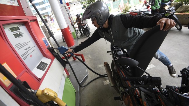 Dalam setahun terakhir, Pertamina telah menurunkan harga jual pertamax dan pertamax plus sebesar 22-23 persen. Semakin tipis selisih harga dengan premium.