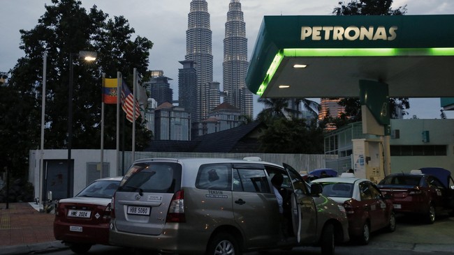 Harga jual BBM RON 95 dan RON 97 di Malaysia turun 15 sen dan 10 sen ringgit per liter mulai Selasa dini hari, sementara harga diesel tidak berubah.