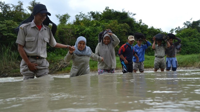 Seskab Mayor Teddy mengirim tim ke sebuah SD terisolir di Nias yang viral karena para guru tak bisa mengajar karena jarak yang jauh dan musim hujan.