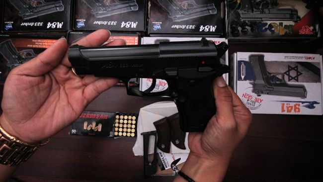 Aksi koboi dengan menodongkan senjata airsoft gun terjadi di sebuah kafe wilayah Jakarta Selatan.